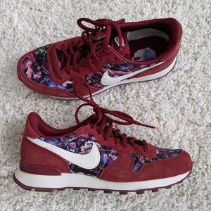 Floral Nikes 7.5 excellent condition